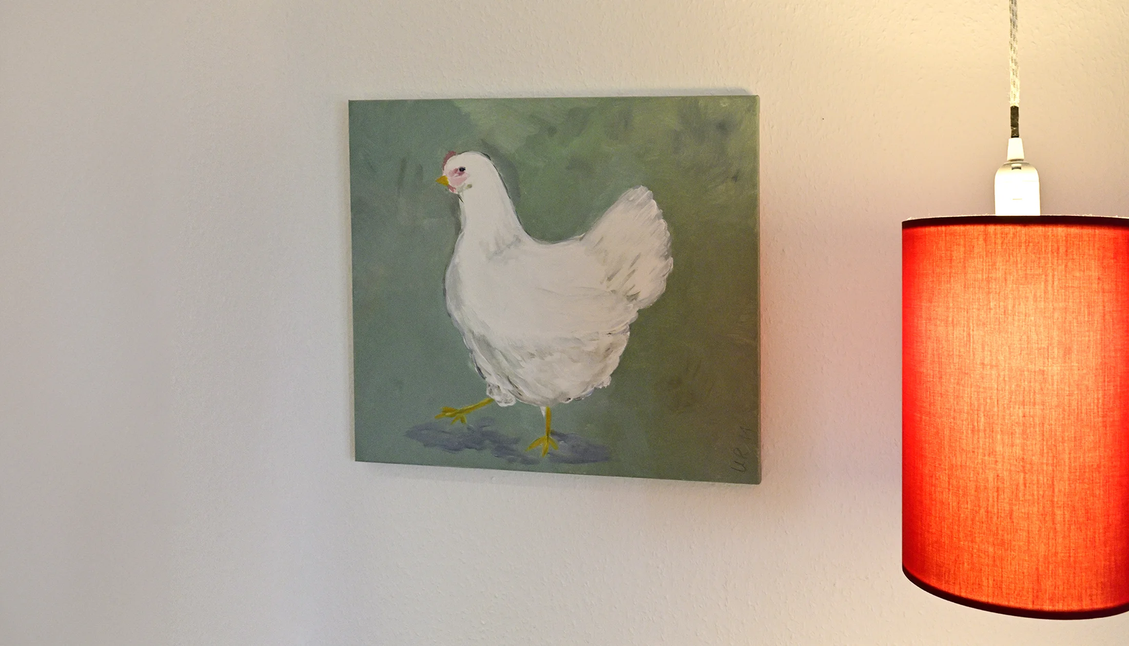 Gemälde eines Huhns neben einer Lampe in der Physiotherapiepraxis von früh an