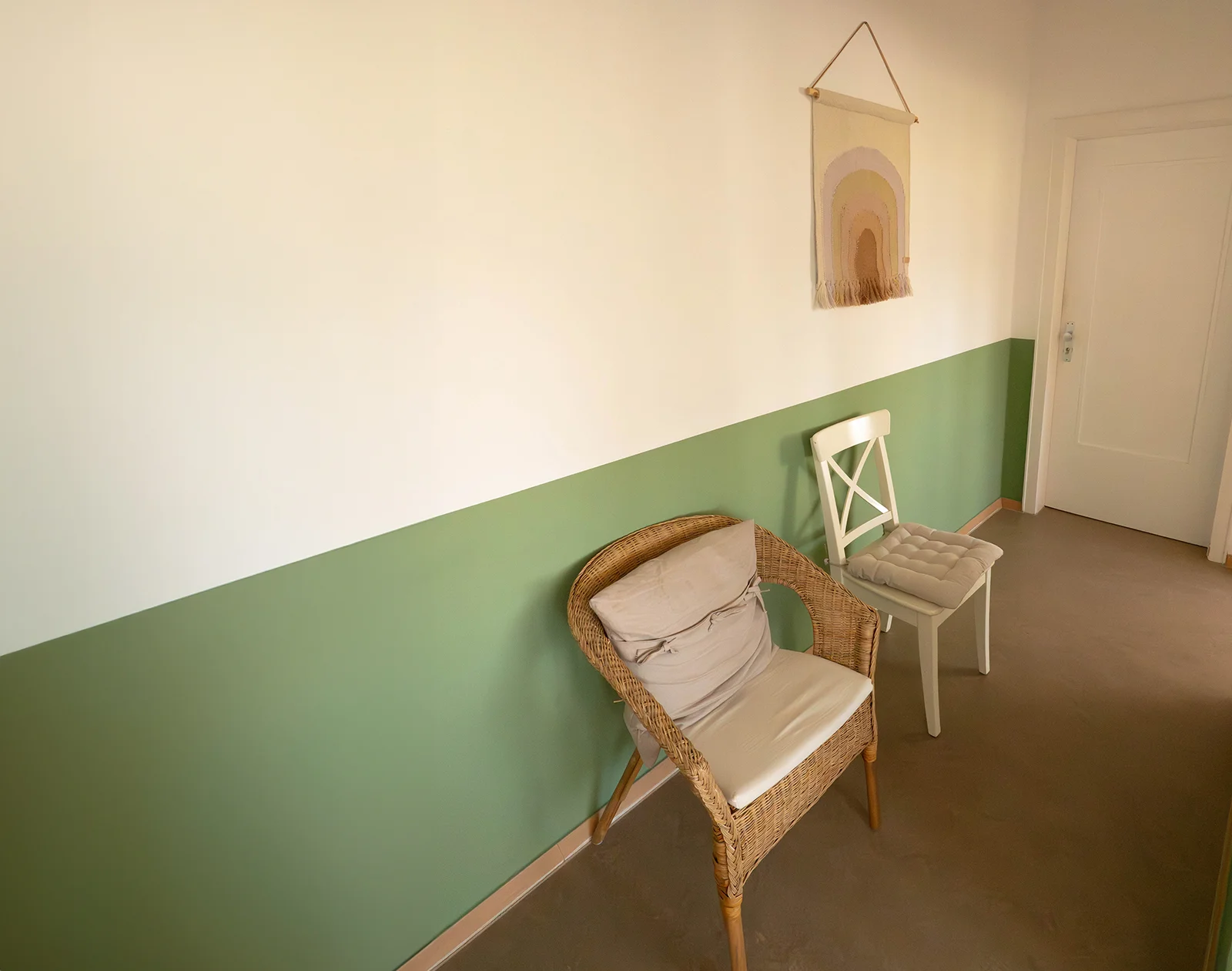 Flur der Physiotherapiepraxis von früh an in Reinbek