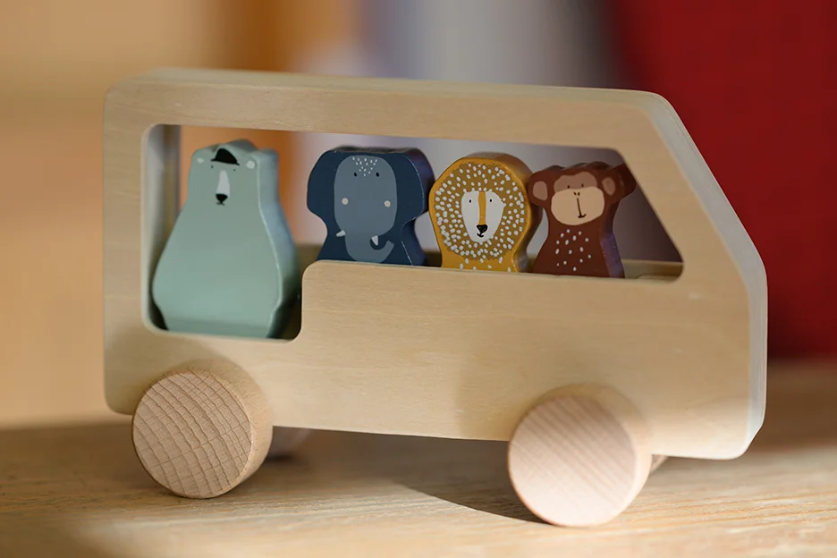 Holzauto mit Passagieren, darunter Affe, Löwe, Elefant und Eisbär